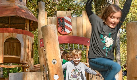 Kinder auf dem Spielplatz des Martha-Maria-Kindergartens.