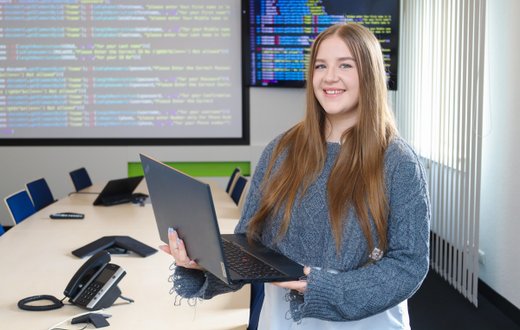 Eine Auszubildende in der Ausbildung zum Fachinformatiker Systemintegration im Diakoniewerk Martha-Maria
