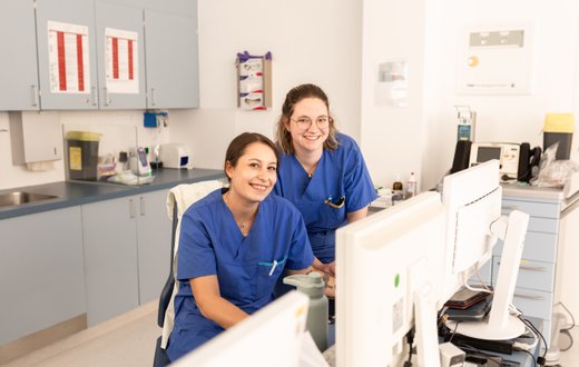 Zwei Pflegekräfte als Ansprechpartner und Kontaktpersonen in der Medizinischen Klinik II Gastroenterologie am Krankenhaus Martha-Maria St. Theresien