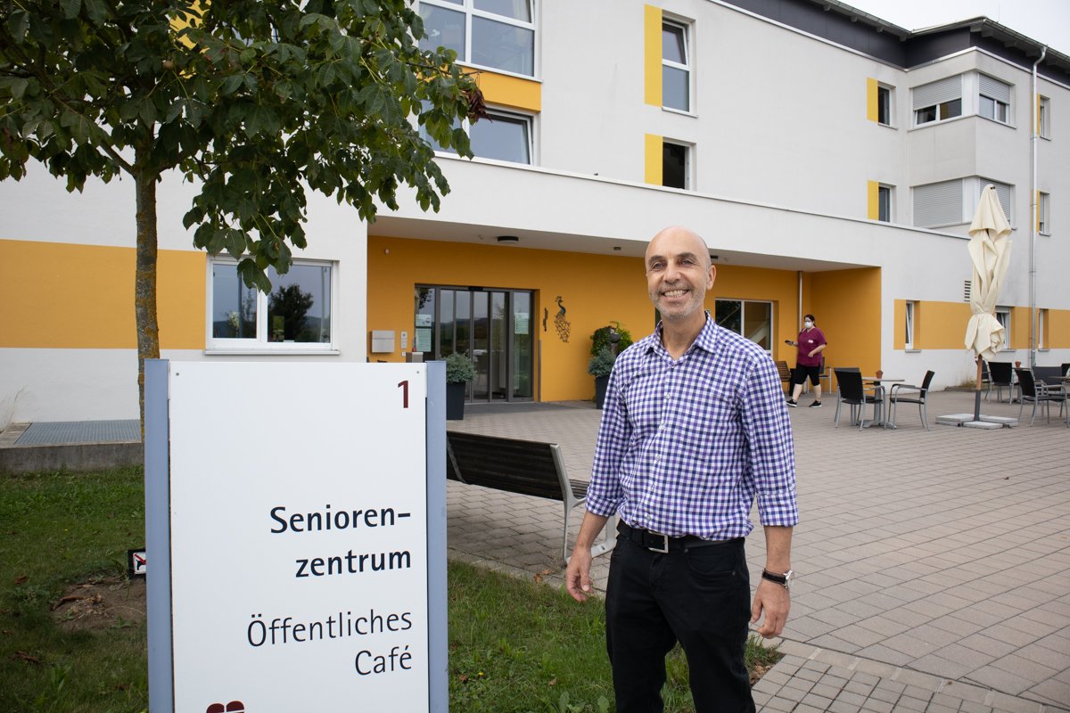 Einrichtungsleiter Markus Kalbskopf vor dem Eingang des Seniorenzentrum Martha-Maria Eckental Forth