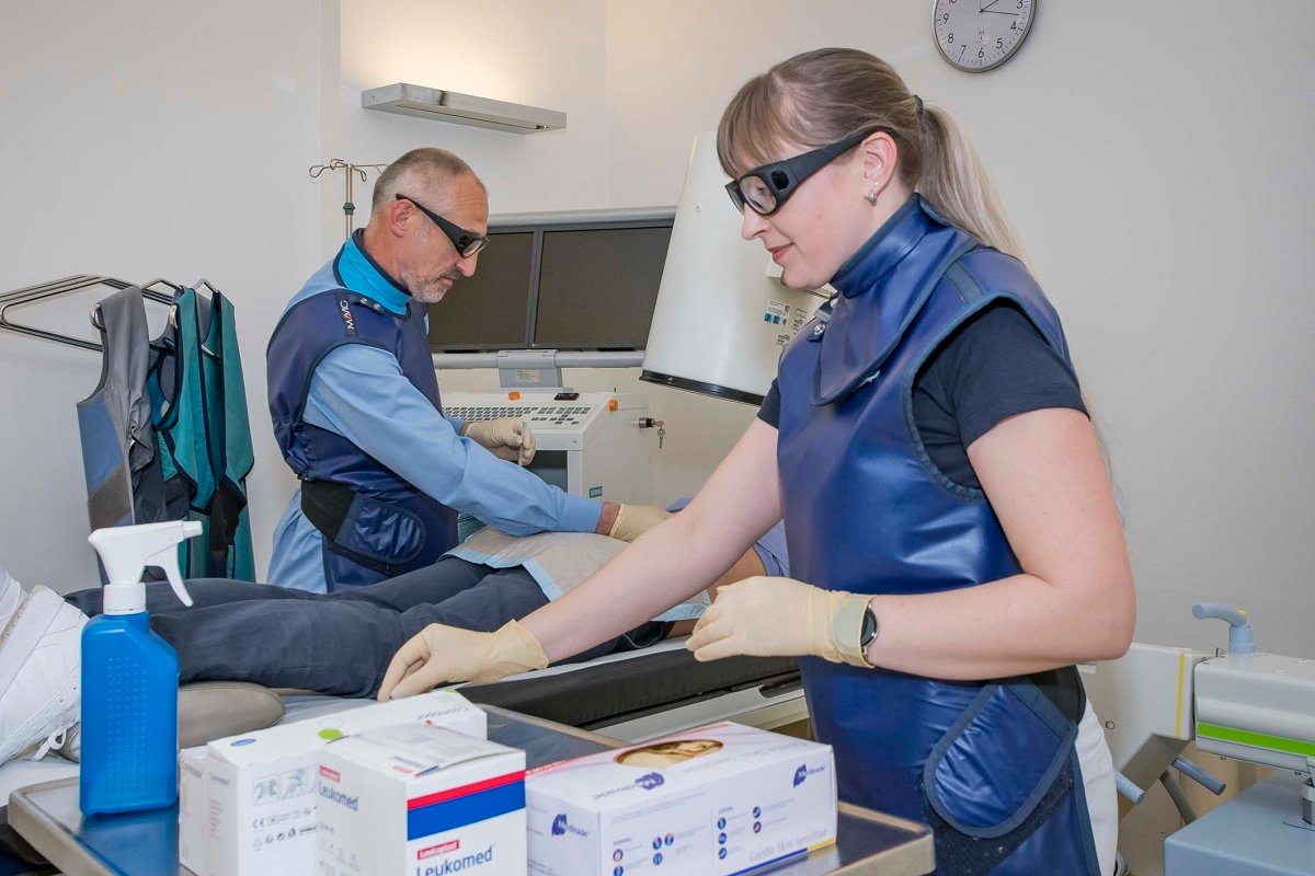 Dr. Bertram Böhm bei der Behandlung einer Wirbelsäulenkrankheit