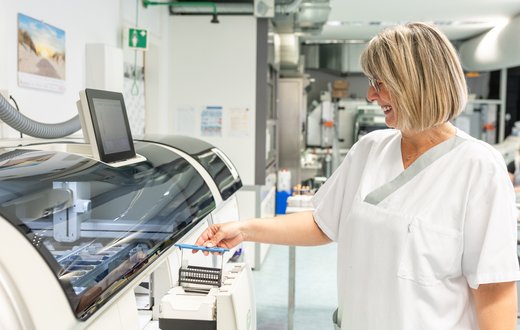 Eine MTLA bei der pathologischen Diagnostik im MVZ Pathologie am Krankenhaus Martha-Maria St. Theresien