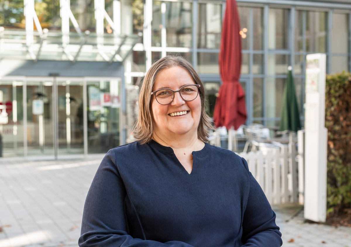 Einrichtungsleitung Laura-Christina Schöpp vor dem Seniorenzentrum Martha-Maria München