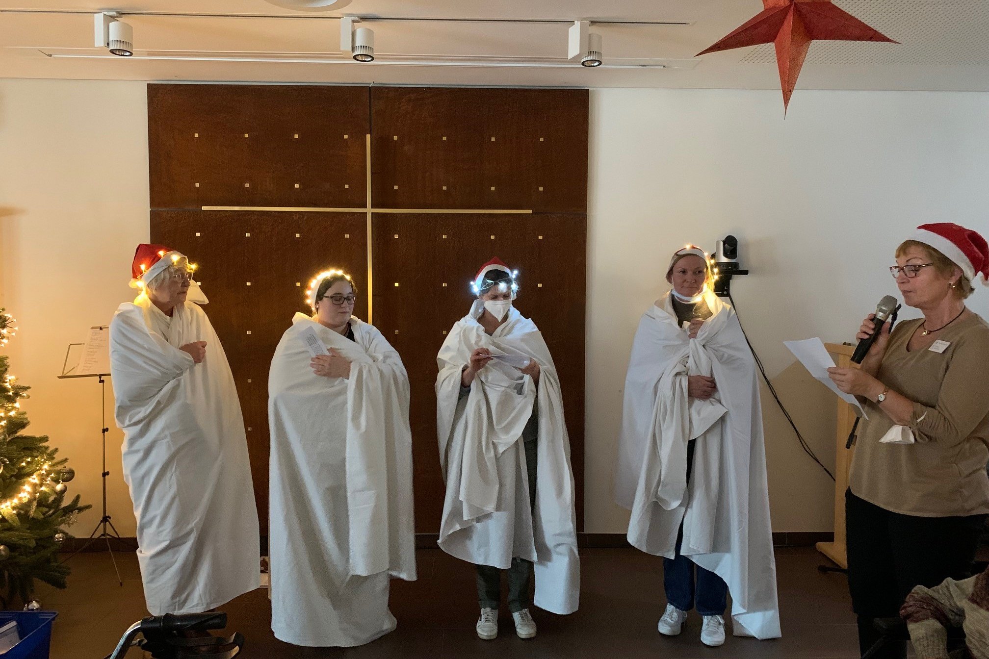 Seniorenzentrum Eckental, Bewohner verkleidet als Engel bei einer Weihnachtsfeier.