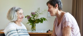 Eine Mitarbeiterin im Seniorenzentrum Martha-Maria Nagold gibt einer Bewohnerin eine Handmassage