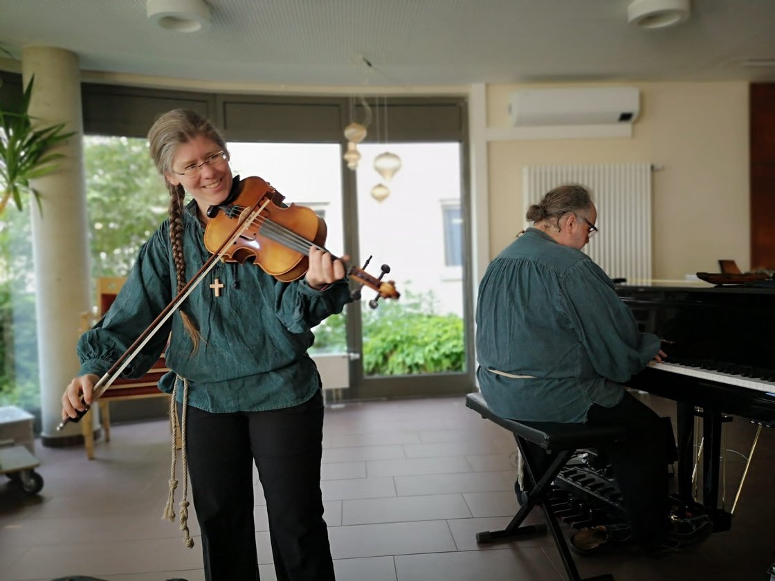 Zwei Musiker im Seniorenzentrum Eckental, spielen Geige und Klavier.