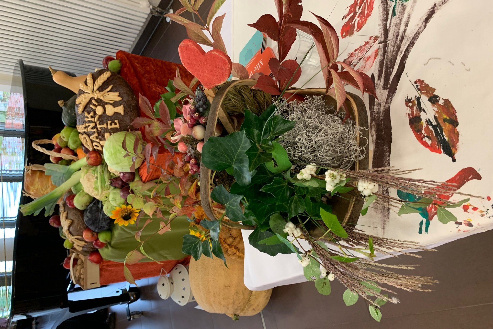 Herbstliche Dekoration mit Blumen und Früchten im Seniorenzentrum Eckental.