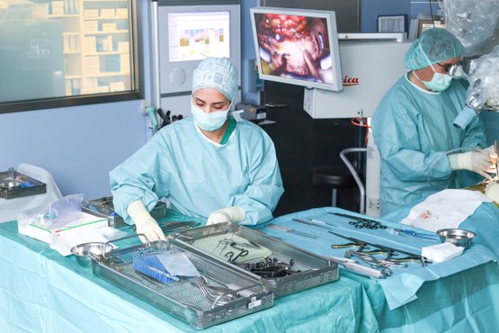 Chirurgisches Team im OP-Saal des Krankenhauses Martha-Maria Nürnberg bei der Arbeit.