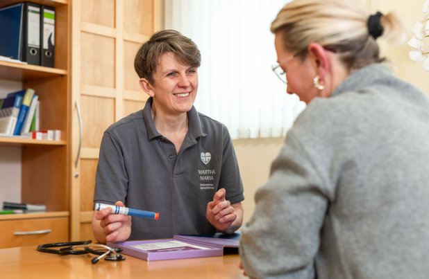 Sabine Cichy in der Beratung  im MVZ Martha-Maria Praxis für Innere Medizin Eckental Sabine Cichy