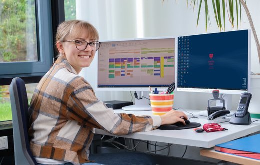 Eine Auszubildende in der Ausbildung zur Kauffrau im Gesundheitswesen