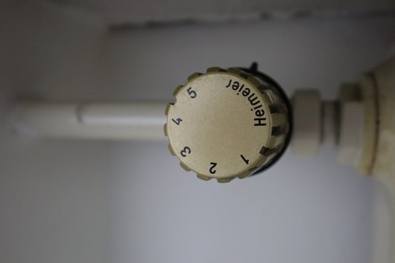 Nahaufnahme eines Heizkörper-Thermostats zur Energieeinsparung.