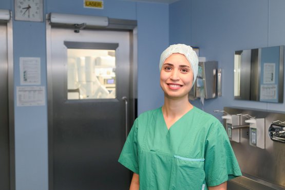 Lächelnde Chirurgin in grüner OP-Kleidung im Krankenhaus Martha-Maria Nürnberg.