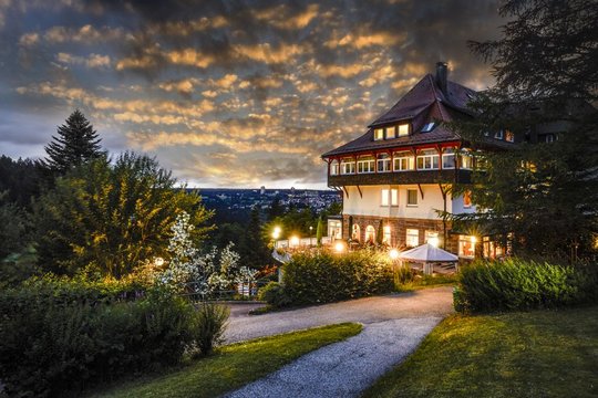 Hotel Teuchelwald von außen bei Nacht