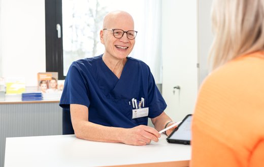 Ein Beratungsgespräch mit Dr, Andreas Stegmaier in der Medizinischen Klinik II Gastroenterologie am Krankenhaus Martha-Maria St. Theresien