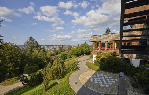 Außenansicht der Klinik Hohenfreudenstadt mit Garten und Panorama.