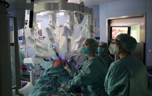 Der OP-Roboter da Vinci Xi im Krankenhaus Martha-Maria Nürnberg im Einsatz