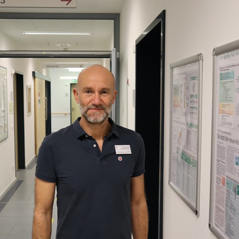 Mann im Flur der Klinik für Orthopädie und Unfallchirurgie, Krankenhaus Nürnberg.