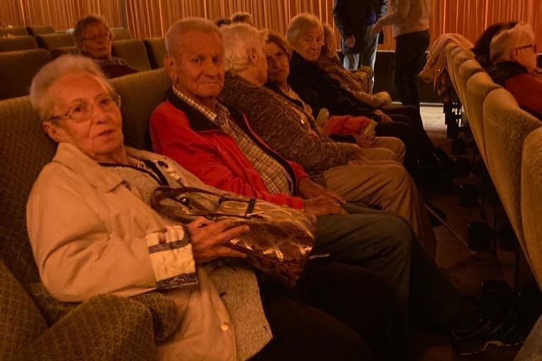 Senioren im Kino Eckental bei gemütlicher Kinovorführung, Silberticket-Aktion.