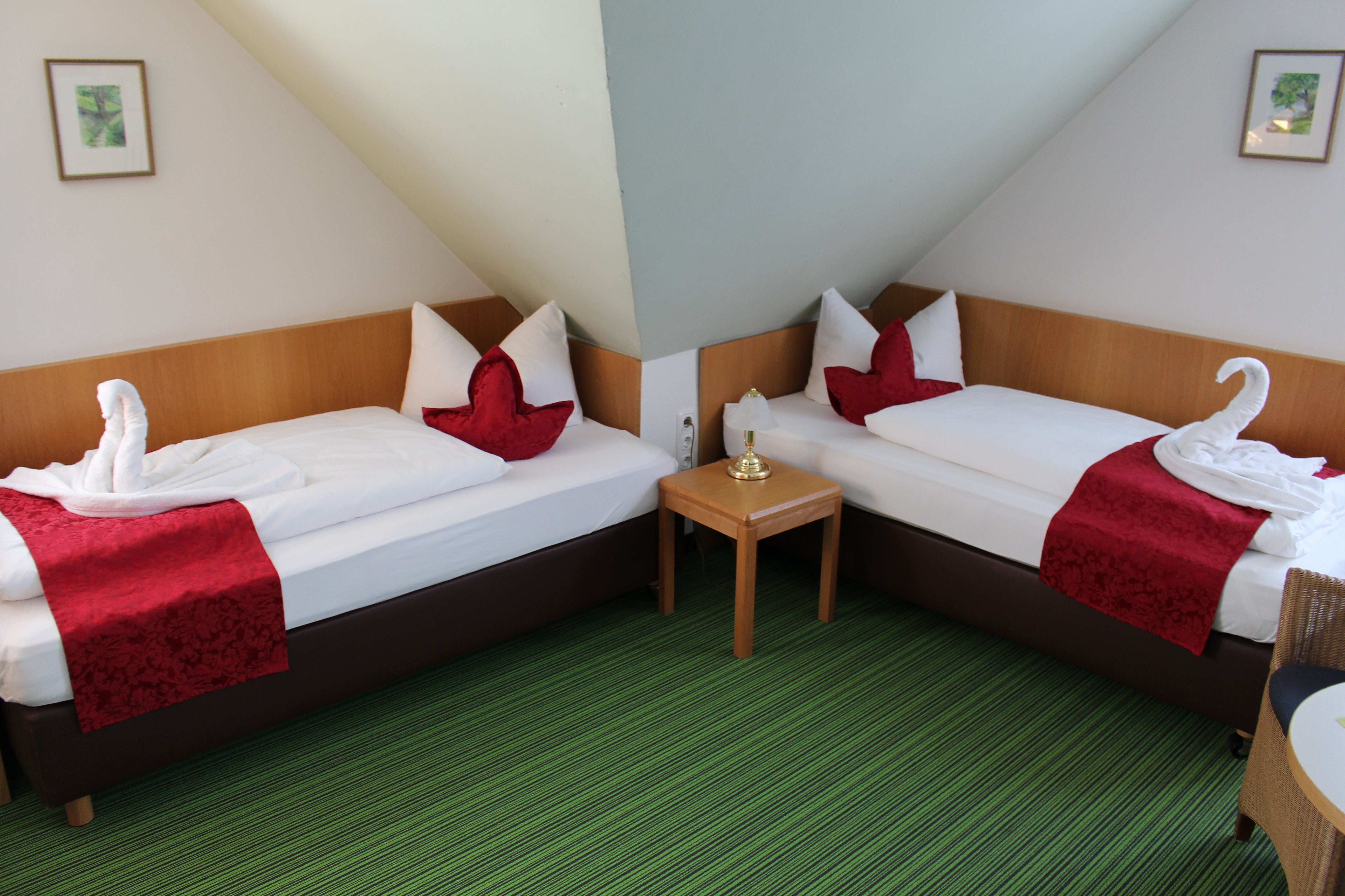 Ein Schlafzimmer im Zwei Tischtennisschläger auf einer Tischtennisplatte..