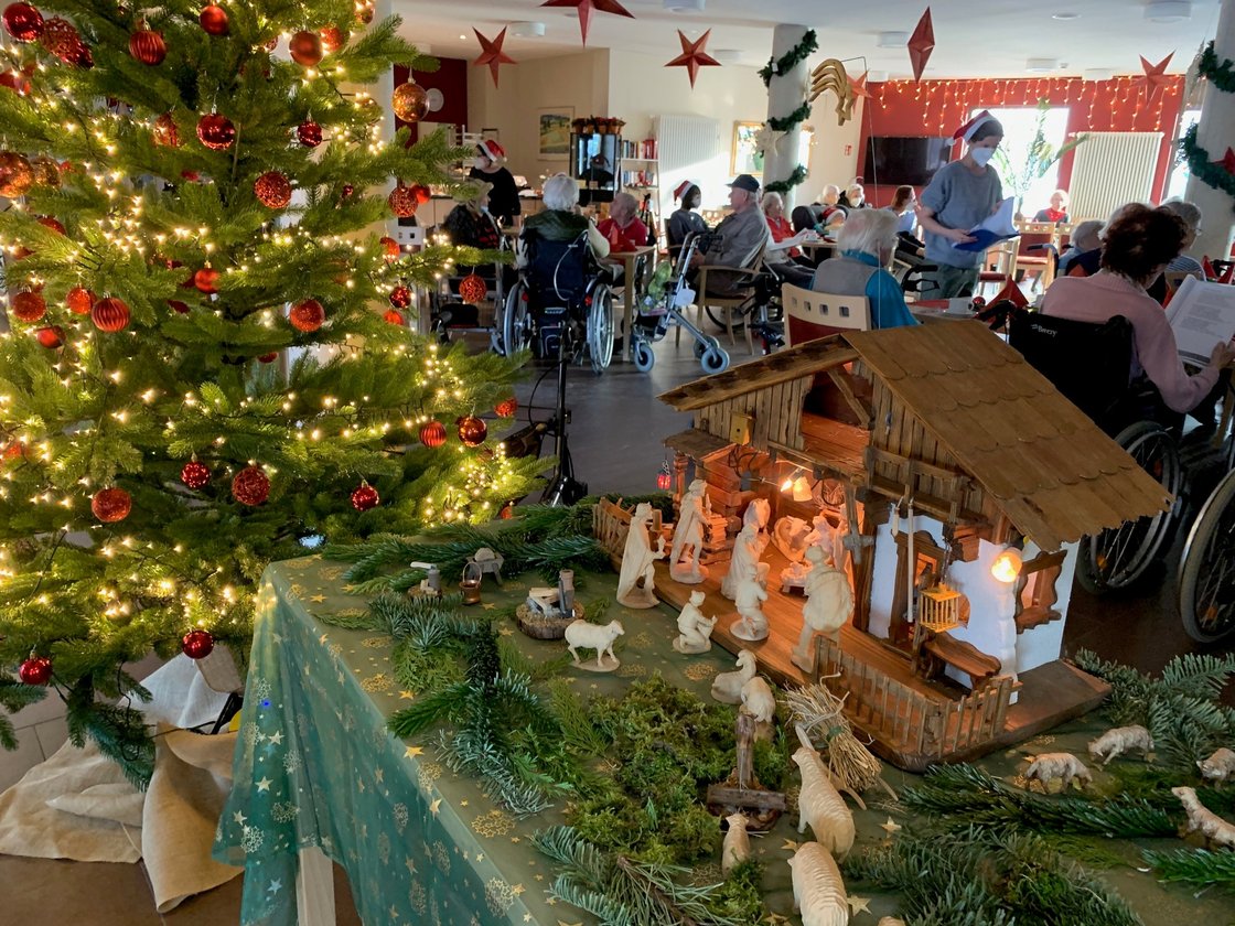 Weihnachtsbaum und Krippe im festlichen Gemeinschaftsraum des Seniorenzentrums Eckental.