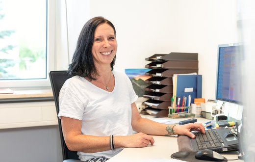 Daniela Donateo am Empfang der Klinik für Anästhesie und operative Intensivmedizin am Krankenhaus Martha-Maria St. Theresien