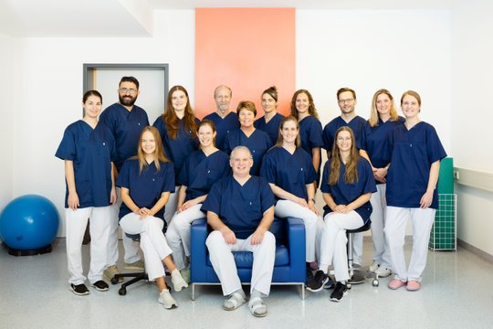Team der Frauenklinik Nürnberg in blauer Berufskleidung, Gruppenfoto im Behandlungsraum.