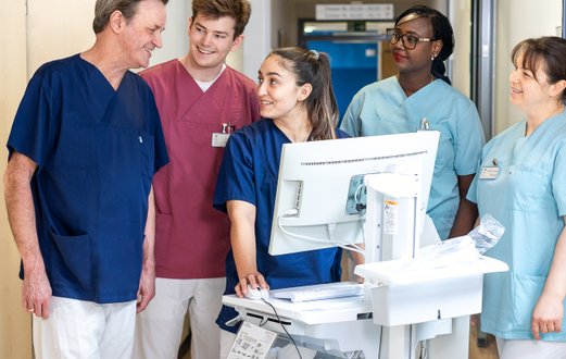 Das Team der Allgemein- und Viszeralchirurgie am Krankenhaus Martha-Maria St. Theresien bei der Visite.