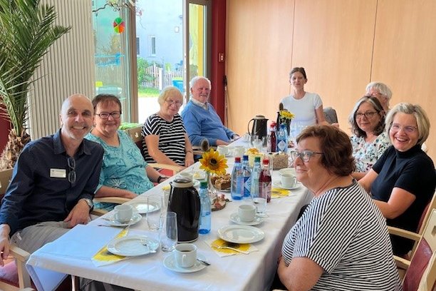 Bewohner und Mitarbeiter beim Kaffeetrinken im Seniorenzentrum Eckental.