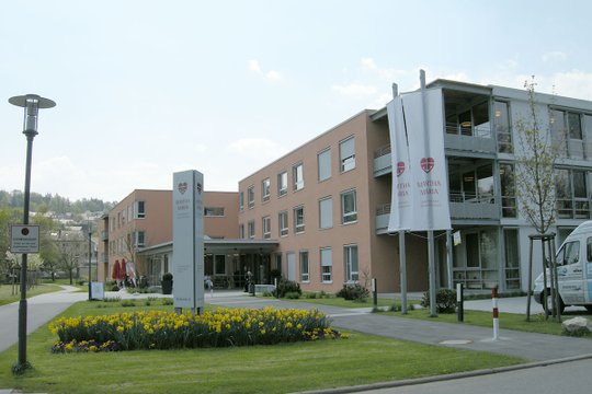 Der Eingangsbereich des Seniorenzentrum Martha-Maria Nagold von außen