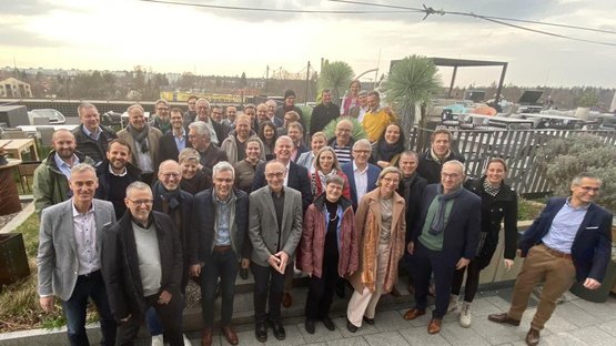 Gruppe von Mitarbeitenden des Diakoniewerks Martha-Maria bei einem Treffen im Freien.