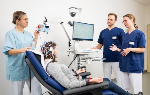 Durchführung eines EEG in der Klinik für Neurologie am Krankenhaus Martha-Maria St. Theresien