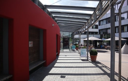 Der Eingangsbereich des Krankenhaus Martha-Maria St. Theresien Standort Martha-Maria in der Stadenstraße in Nürnberg-Erlenstegen.
