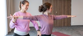 Faszienyoga als Teil der Bewegungstherapie in unserer Rehaklinik im Schwarzwald in der Klinik Hohenfreudenstadt