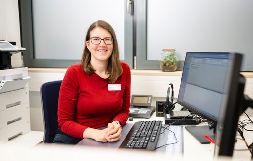 Sekretärin Svenja Kraus im Sekretariat der Klinik für Neurologie am Krankenhaus Martha-Maria St. Theresien