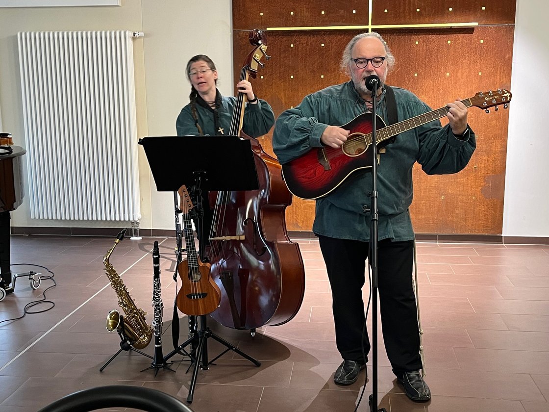 Musiker mit Gitarre und Kontrabass im Seniorenzentrum Eckental.