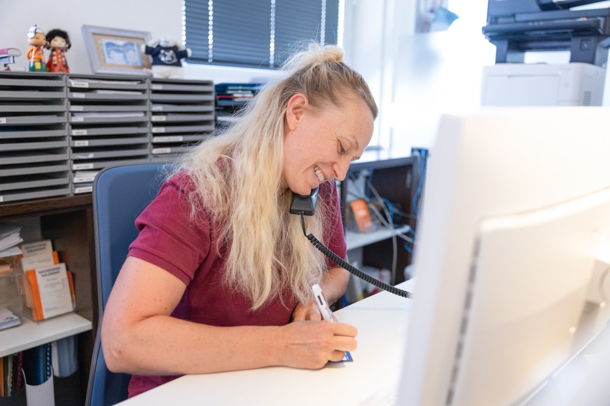 Praxismanagerin Katrin Müller am Telefon im MVZ Martha-Maria Praxis Urologie
