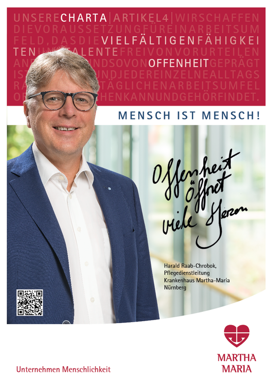 Mann in Anzug mit Text über Offenheit, unterstützt Charta gegen Rassismus.