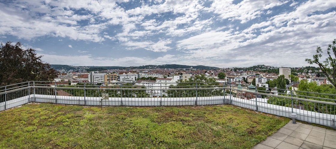 Panoramablick auf Stuttgart vom Seniorenzentrum Stuttgart mit grünem Dachgarten.