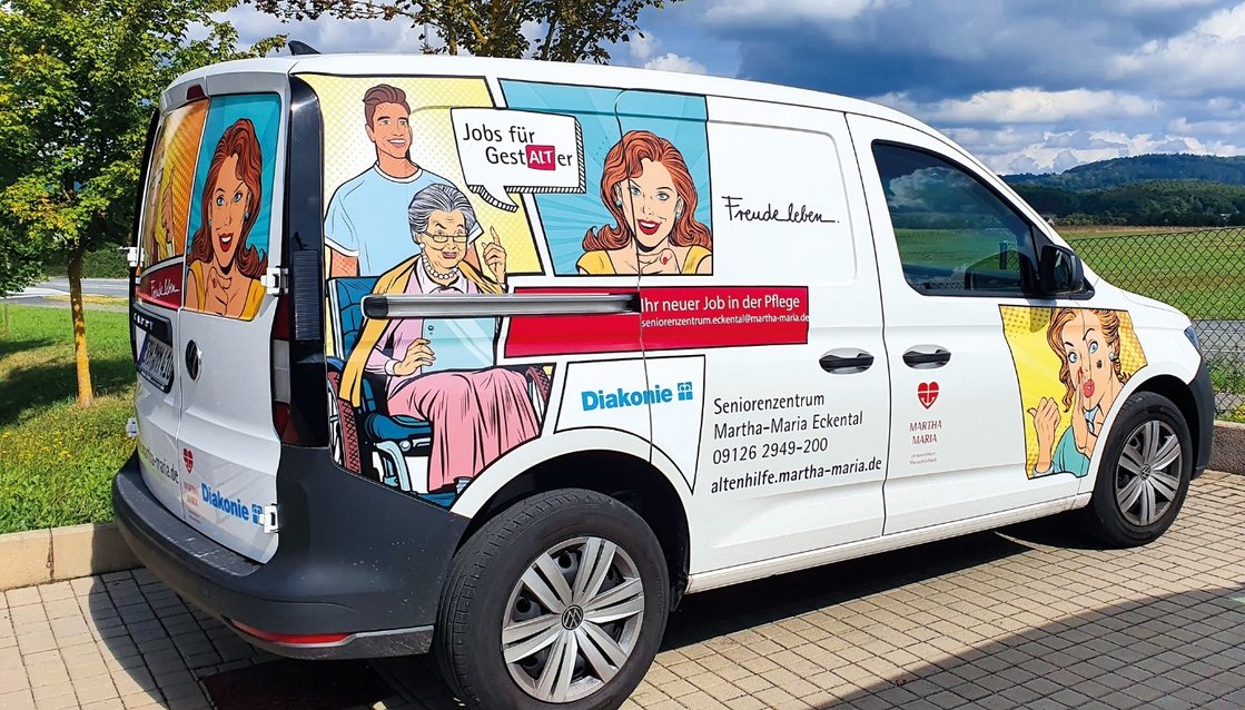Bunt gestaltetes Auto des Seniorenzentrums Eckental, Werbung für Pflegejobs.