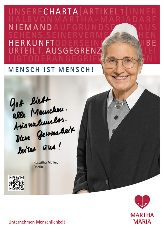 Ältere Frau in traditioneller Kleidung mit handgeschriebenem Zitat über Gottes Liebe.