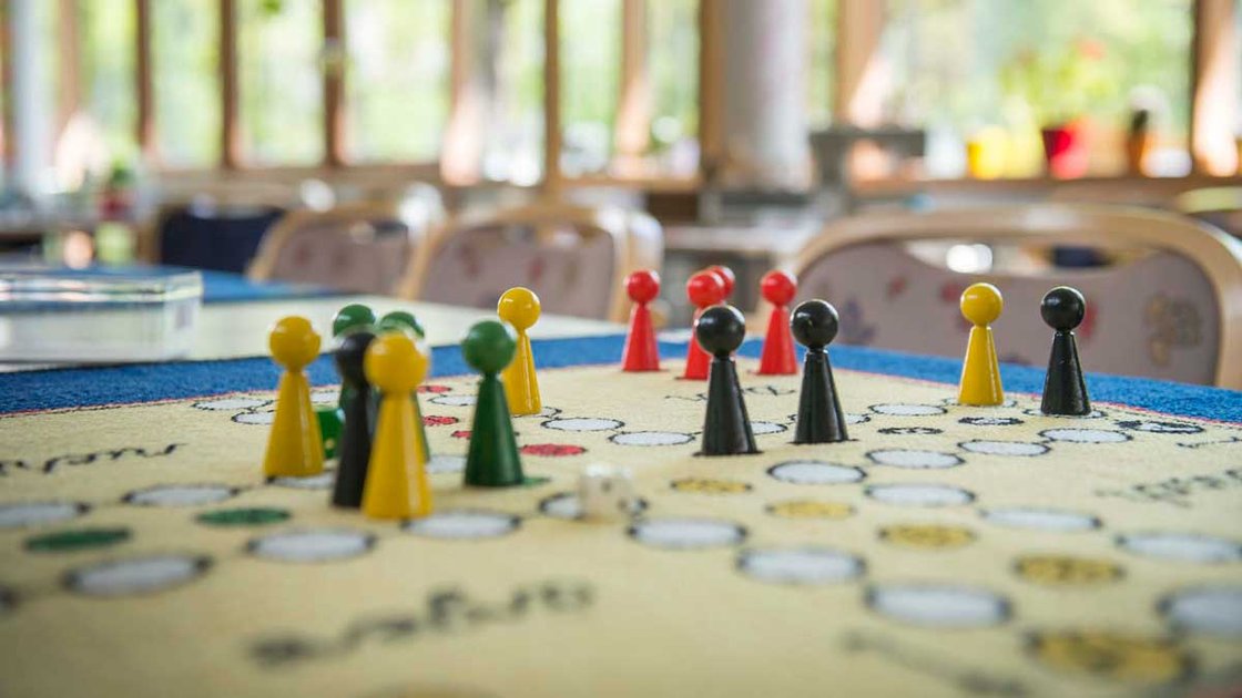 Brettspiel mit bunten Spielfiguren im Seniorenzentrum Nürnberg
