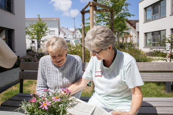 Betreuung und Zeitungslektüre im Garten im Seniorenzentrum Martha-Maria Nagold-Hochdorf