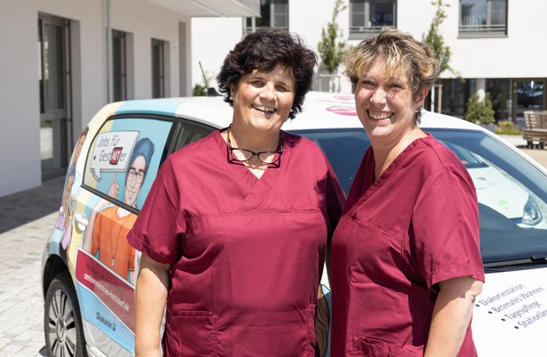 Zwei Pflegekräfte vor dem Auto der Diakoniestation im Seniorenzentrum Martha-Maria Lichtenstein-Honau