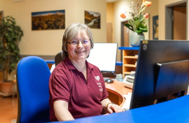 Eine MFA am Empfang  im MVZ Martha-Maria Praxis für Innere Medizin Eckental Sabine Cichy