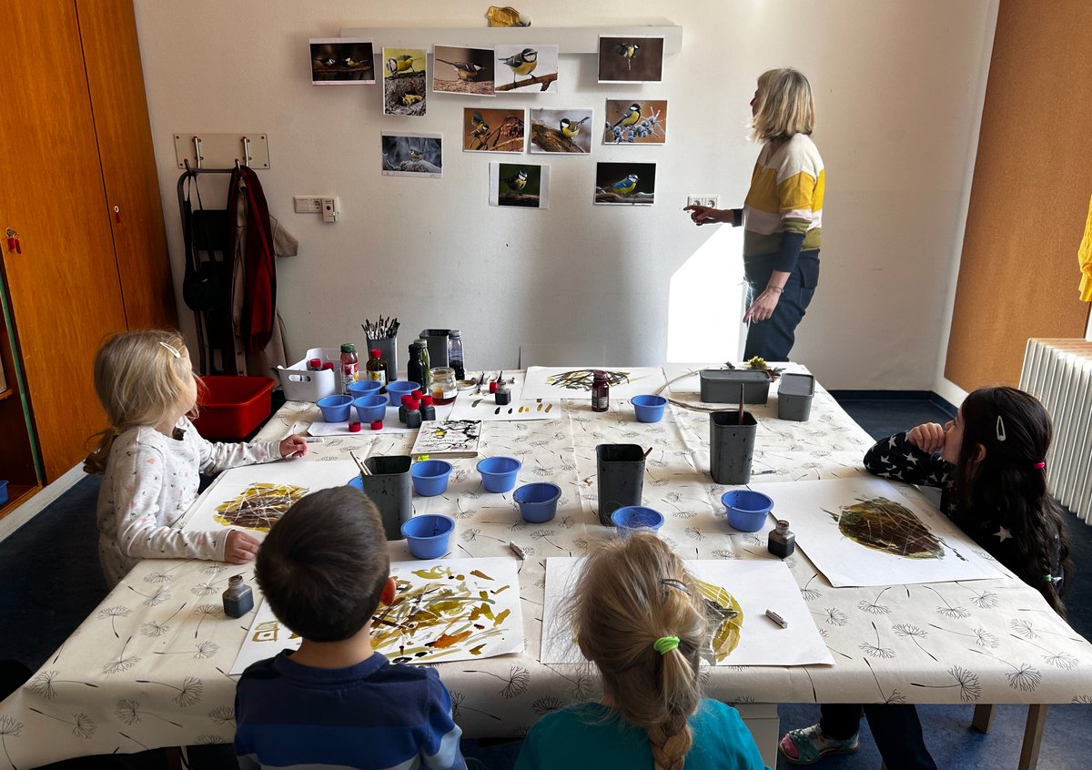 Kinder mit Erzieherin