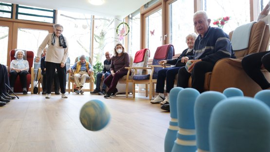 Senioren spielen Kegelspiel im Gemeinschaftsraum des Seniorenzentrums Hochdorf.