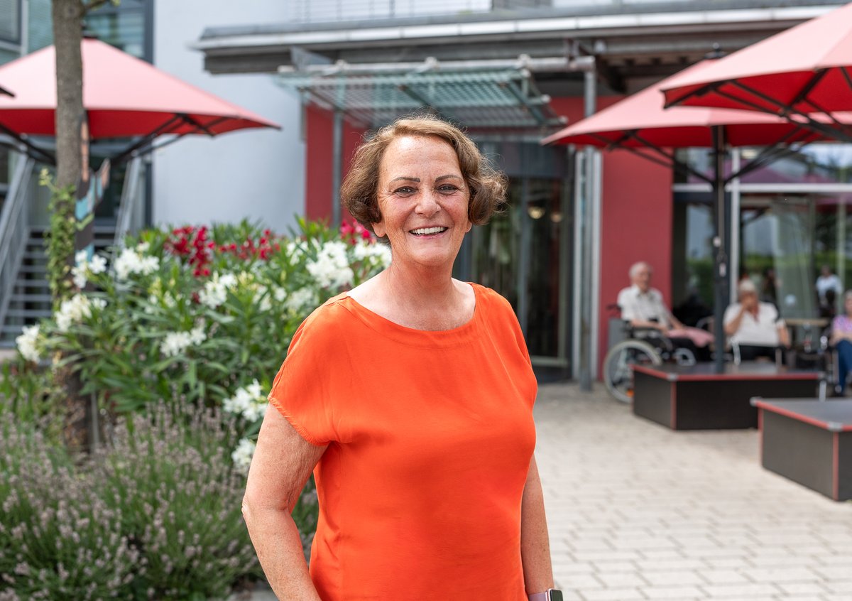 Einrichtungsleitung Christiane Krämer vor dem Seniorenzentrum Martha-Maria Stuttgart