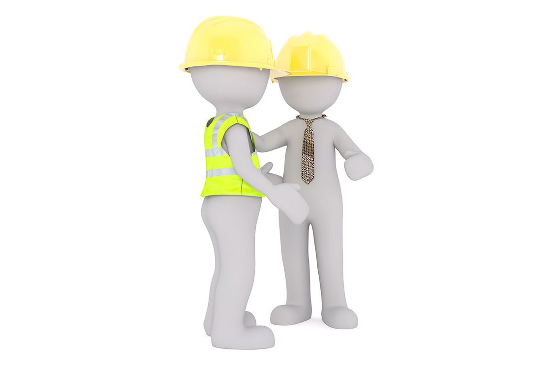Zwei 3D-Figuren mit Bauhelmen diskutieren, eine trägt Sicherheitsweste.