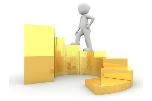 Grafikfigur steigt goldene Stufen hoch, symbolisiert Fortschritt und Erfolg.