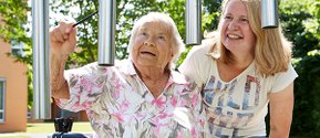 Eine Bewohnerin und eine Mitarbeiterin aus dem Seniorenzentrum Martha-Maria Nagold beim Musizieren